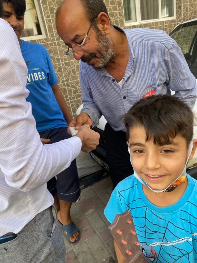 Suriye sınır kamplarında gıda paketi dağıtımı