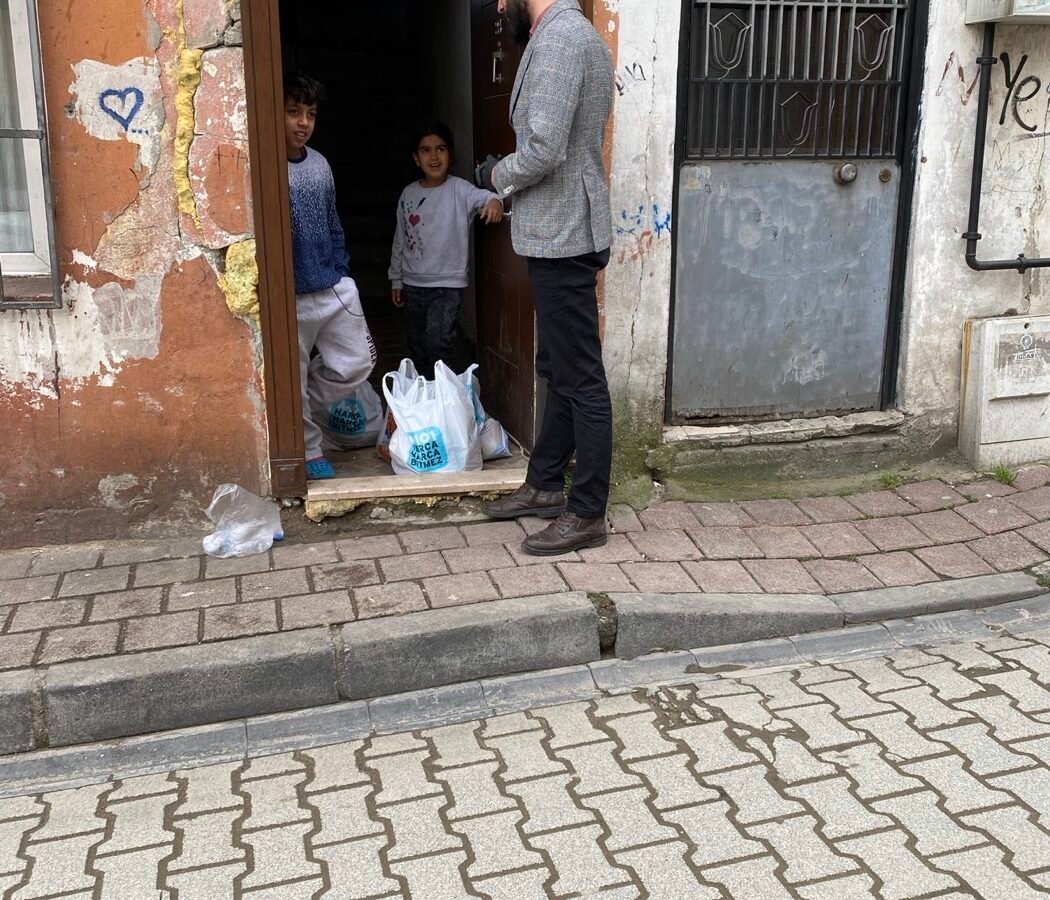 İhtiyaç sahibi ailelere gıda kolisi