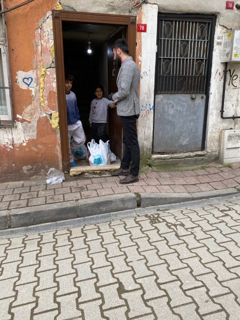İhtiyaç sahibi ailelere gıda kolisi